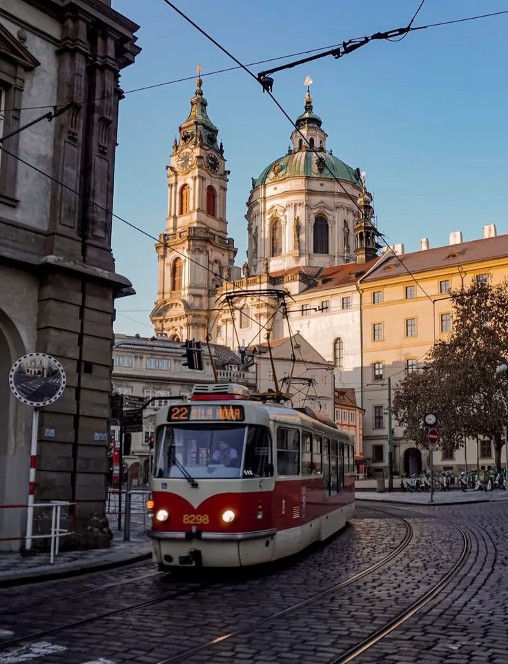 The 22 tram, Getting around